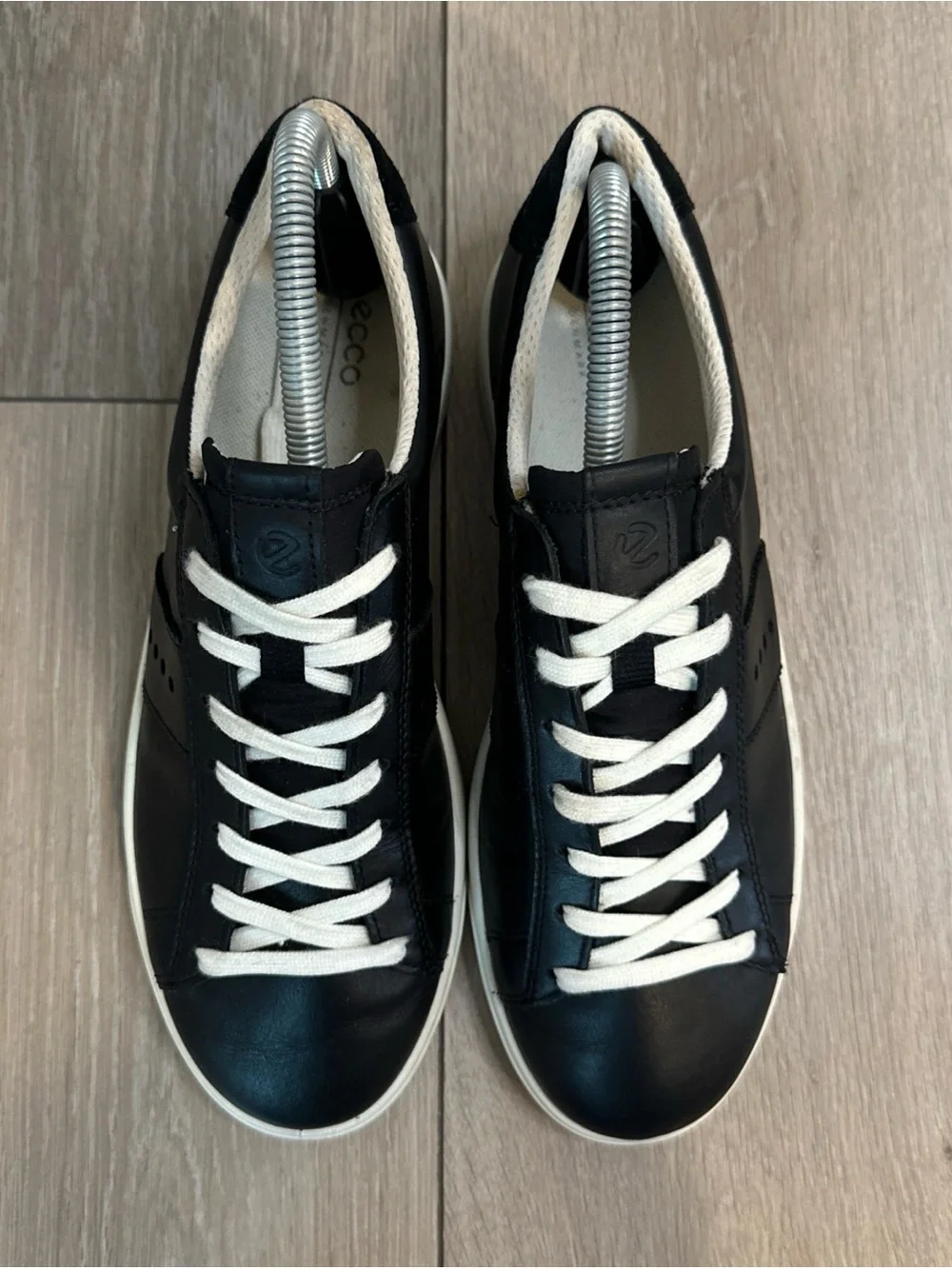 Ecco sleek black